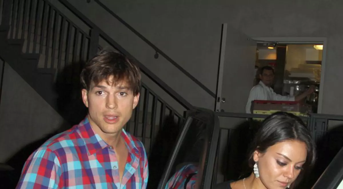 Mila Kunis şi Ashton Kutcher vor avea gemeni? Actriţa este însărcinată în 4 luni