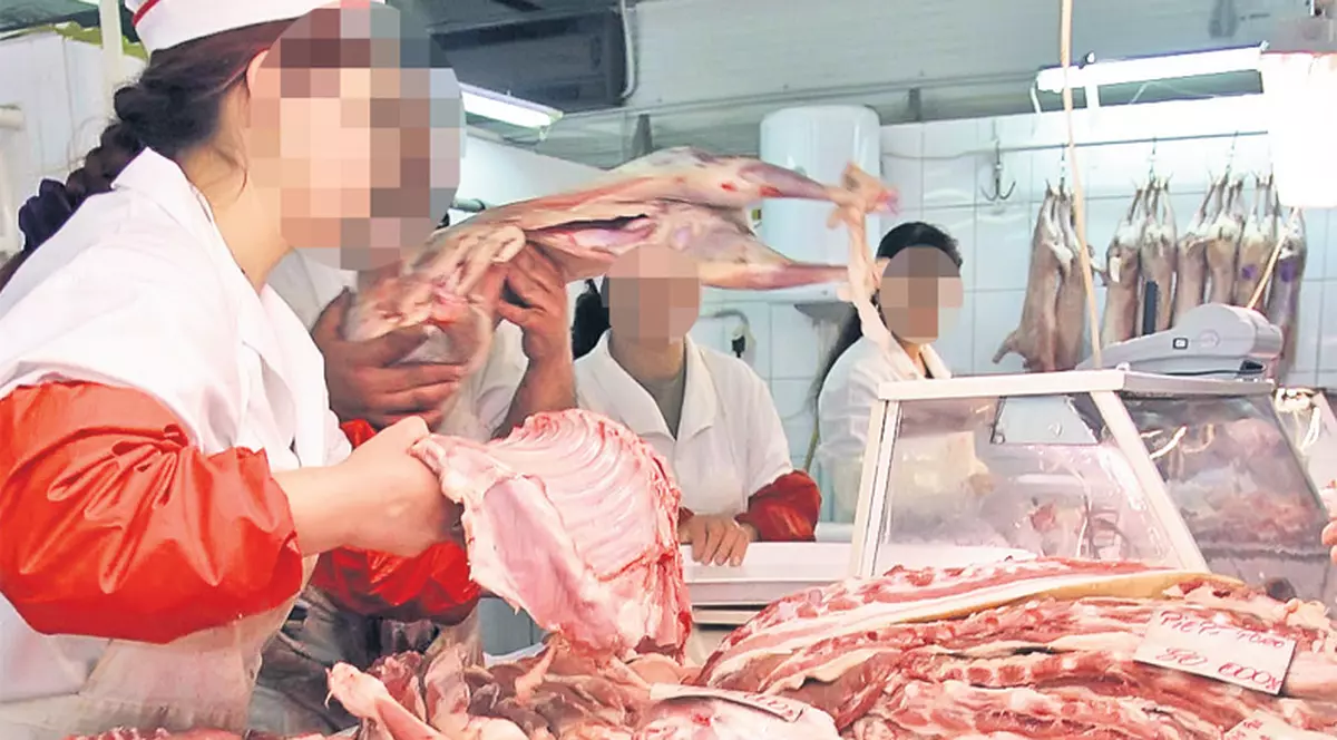 COŞMARUL CĂRNII STRICATE nu s-a sfârşit! Peste 170 de kilograme de CARNE STRICATĂ, confiscate din SUPERMARKETURI
