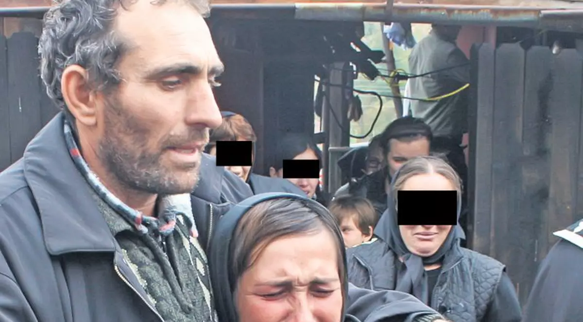 I-a tăiat gâtul soţiei, apoi a băut otravă