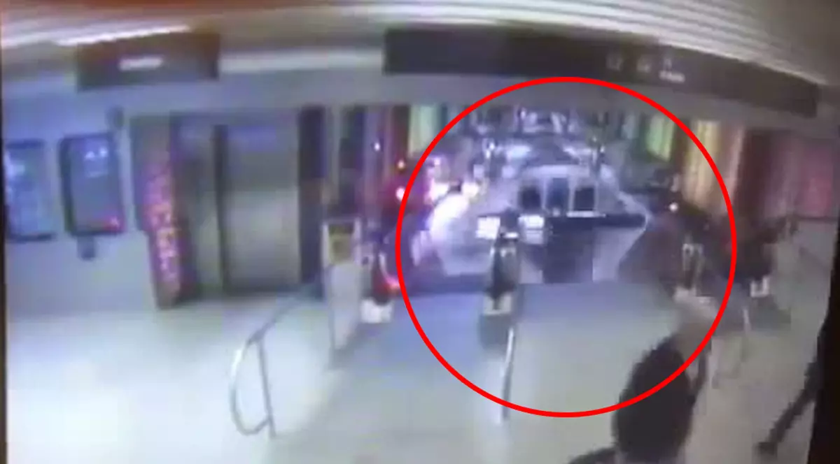 Accidentul teribil din gara aeroportului din Chicago, filmat de camerele de supraveghere | VIDEO 