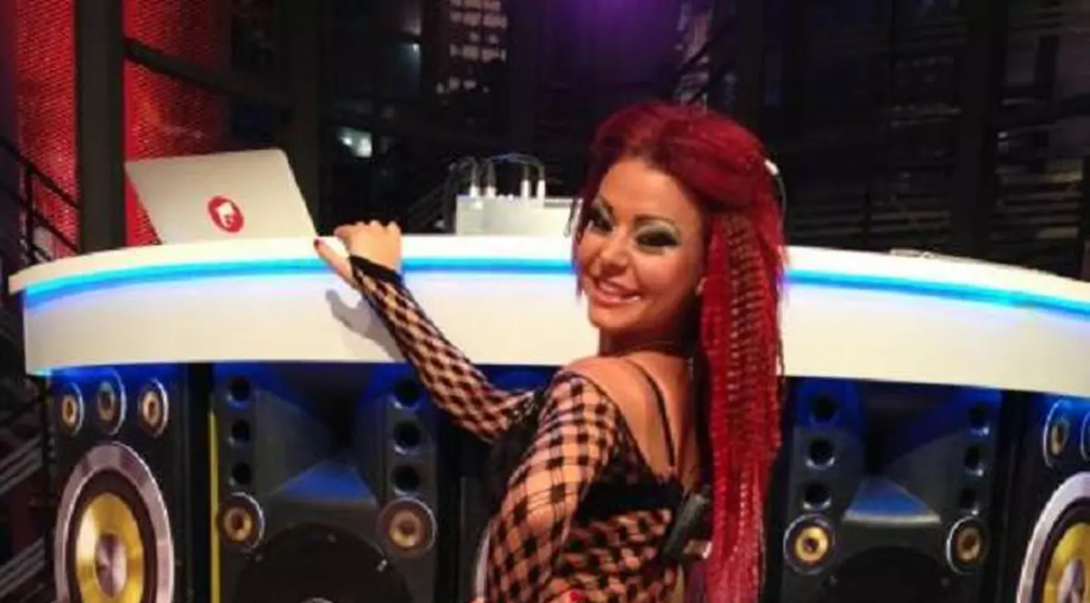Blondă, creaţă şi puţin mai plinuţă! Anamaria Mocanu, ASISTENTA lui CAPATOS, DE NERECUNOSCUT într-un VIDEOCLIP al unor MANELIŞTI! VIDEO