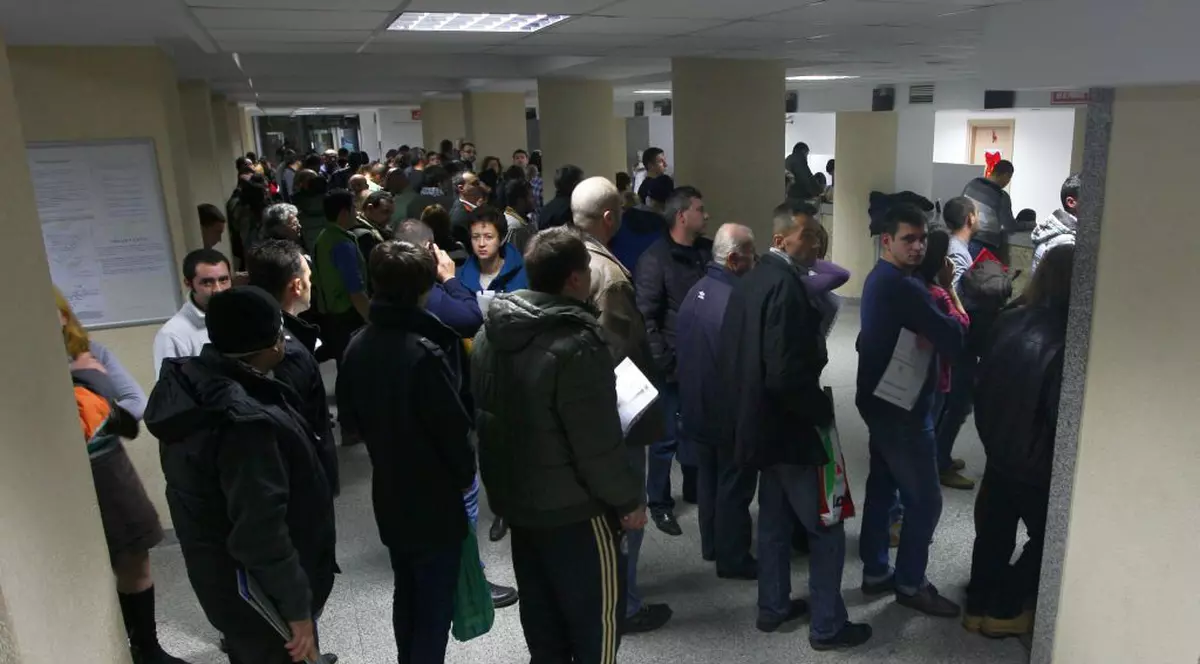 Ministrul pentru Societatea Informaţională, nervos după ce a stat 45 de minute la coadă la ANAF: «E o mizerie»  