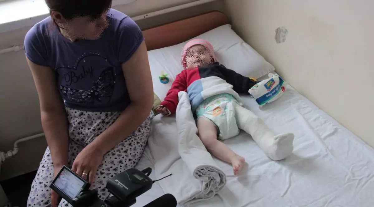 REVOLTĂTOR! Un bebeluş de nouă luni, CU PICIORUL ÎN GHIPS după ce părinţii AU TRAS DE EL ca de o cârpă!