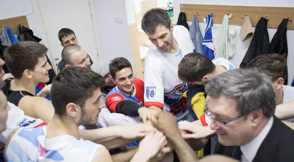 Marian Drăgulescu a sărbătorit victoria echipei de baschet Steaua, în vestiar, cu jucătorii