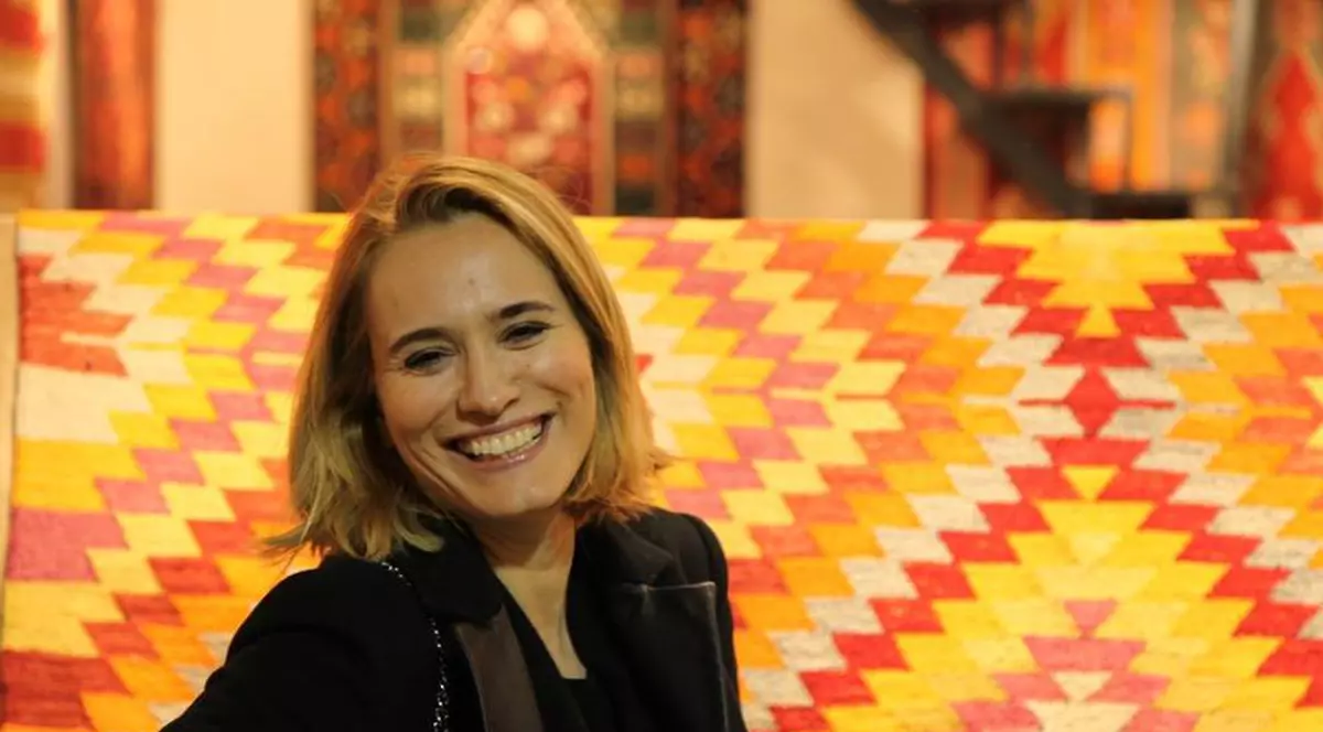 NUMAI EA SE DISTREAZĂ LA SERVICIU! Uite-o pe Andreea Esca ÎNTR-O ZI DE LUCRU | FOTO