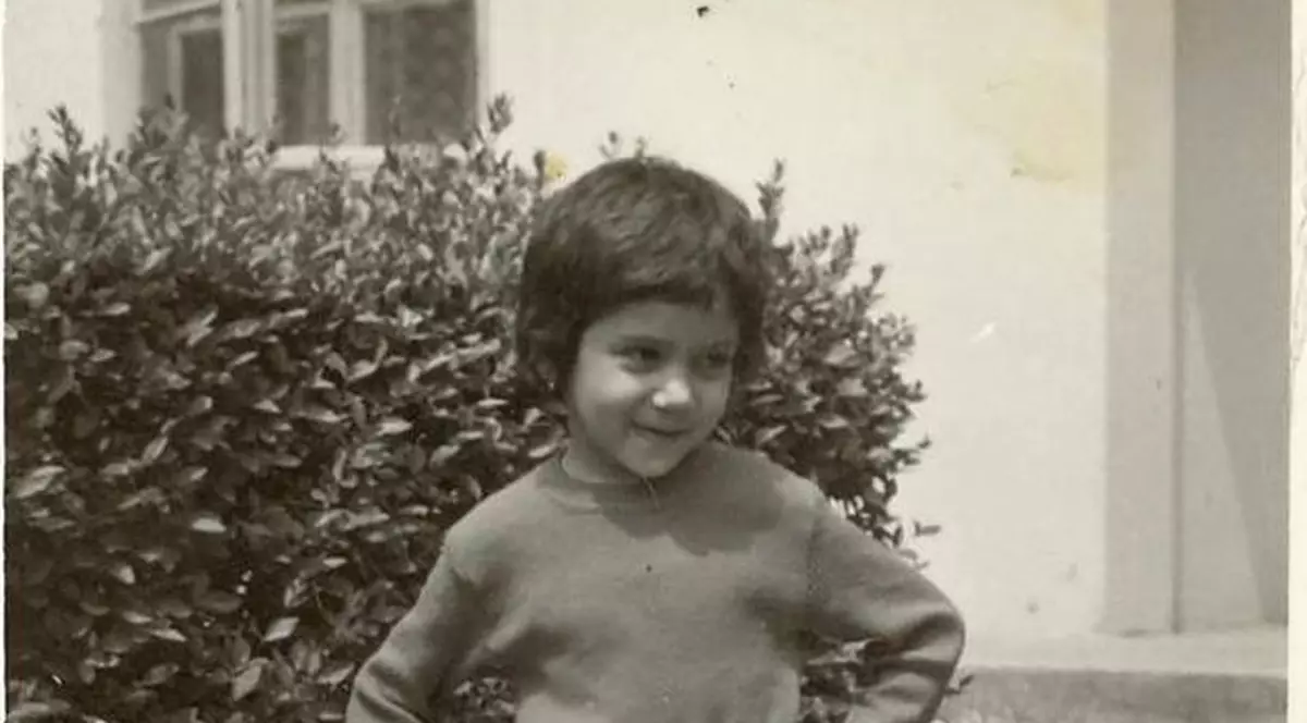 Este PREZENTĂ seară de seară pe micile ecrane, dar în POZA ASTA o recunoşti?