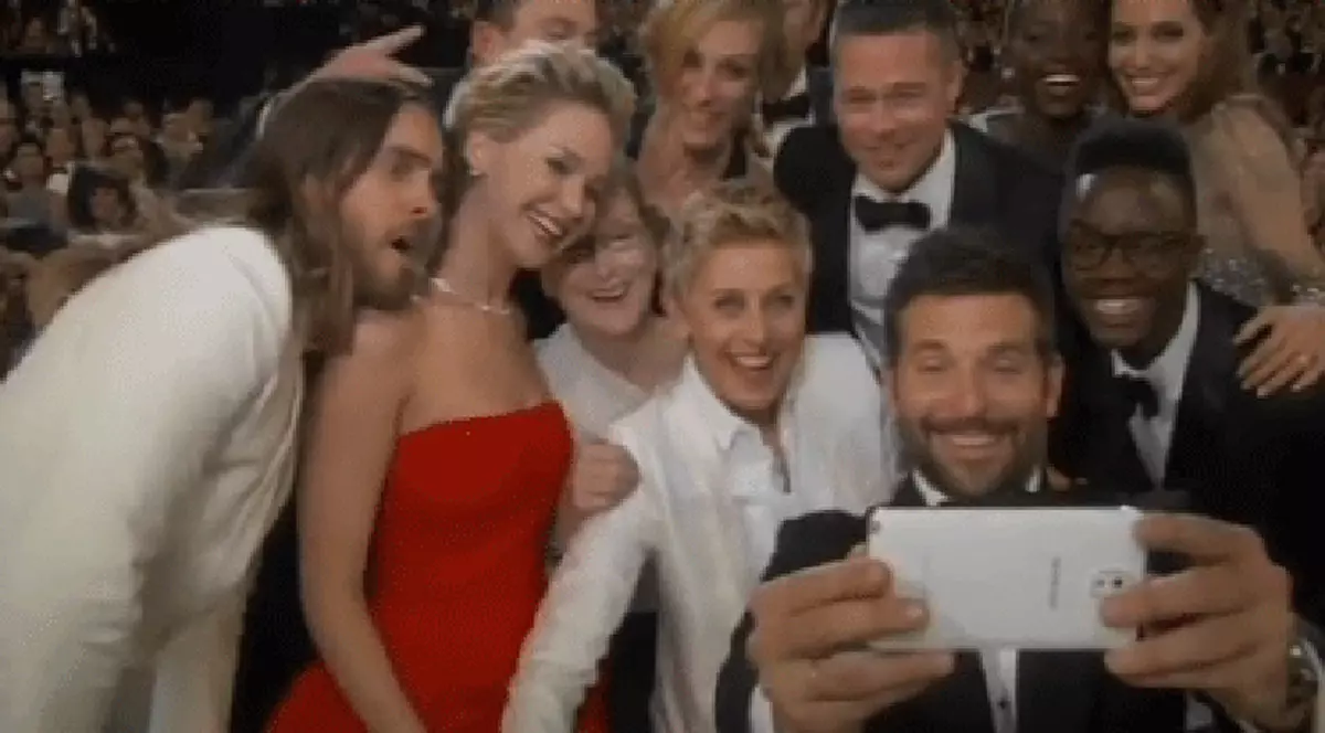 FAŢĂ - VERSO. Imaginea care A FĂCUT ISTORIE pe Twitter, dintr-o altă perspectivă| FOTO