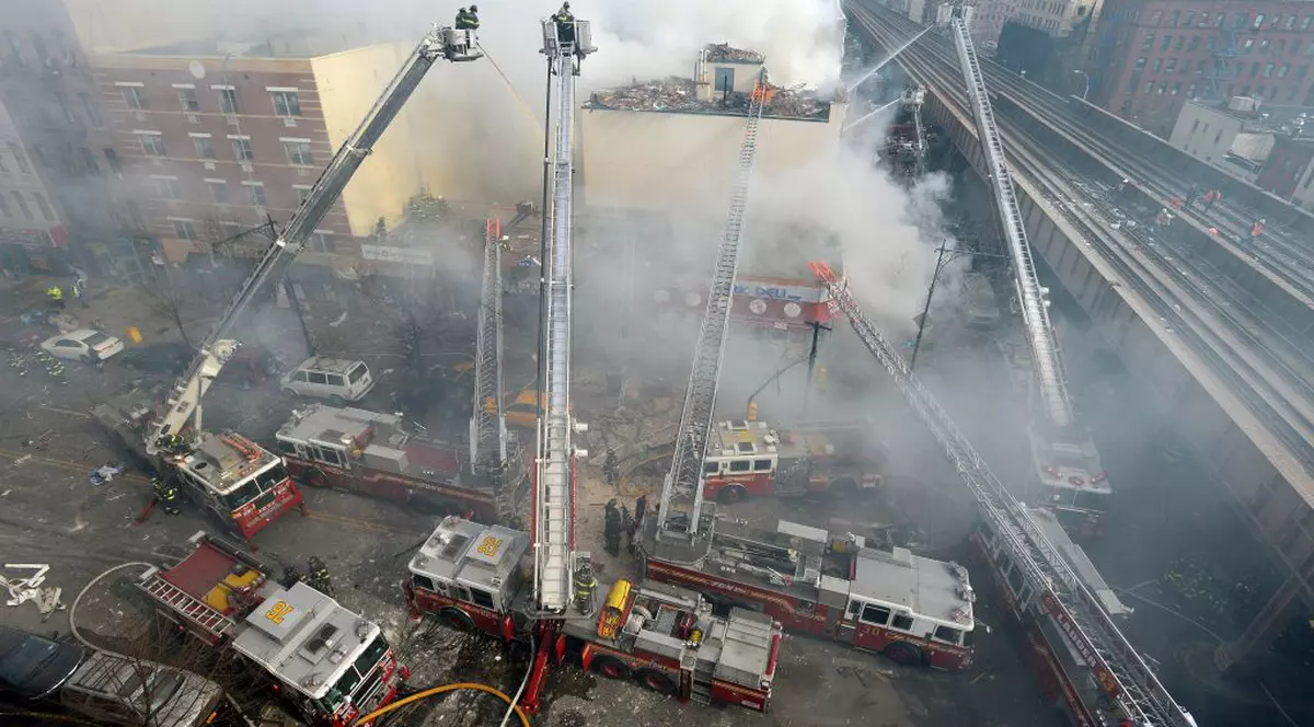 Panică în New York! O clădire s-a prăbuşit în urma unei explozii | FOTO