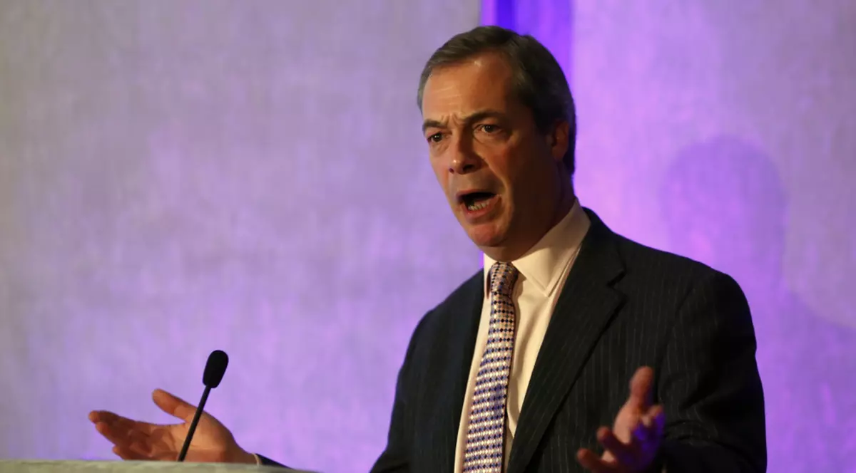 "Prietenul" românilor din Parlamentul European, Nigel Farage, și-a angajat nevasta și amanta pe banii contribuabililor!