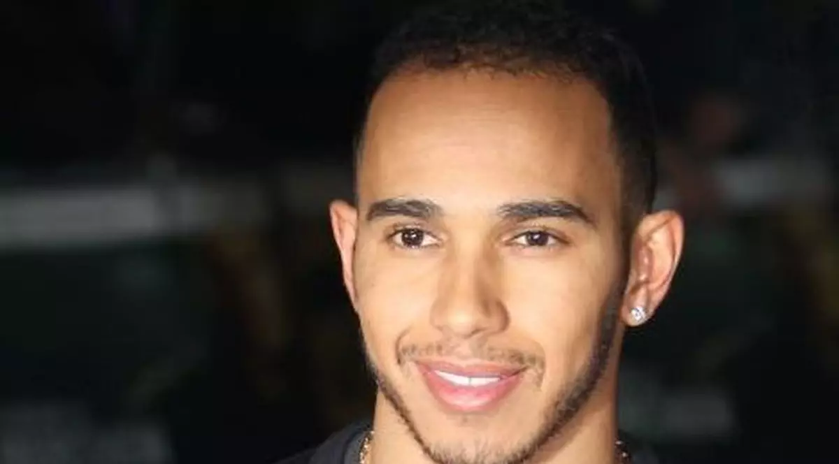 INSISTENŢA a dat roade! REFUZAT de 3 ori, pilotul de FORMULA 1 LEWIS HAMILTON a fost ACEEPTAT de soţ din A PATRA ÎNCERCARE!