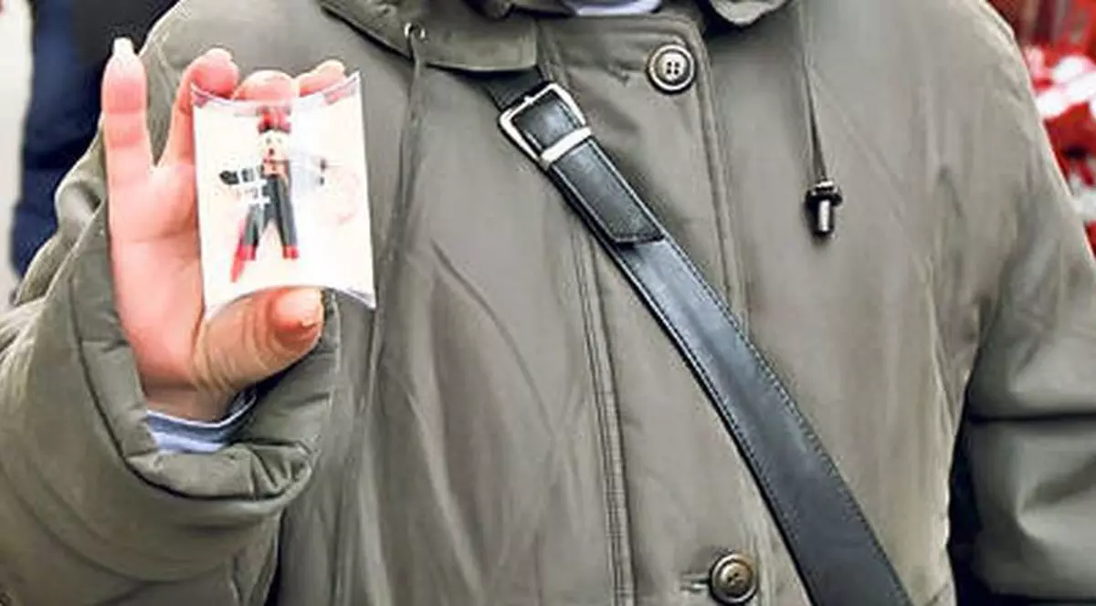 Poliţiştii au descins în trenuri, cu braţele pline de flori şi mărţişoare