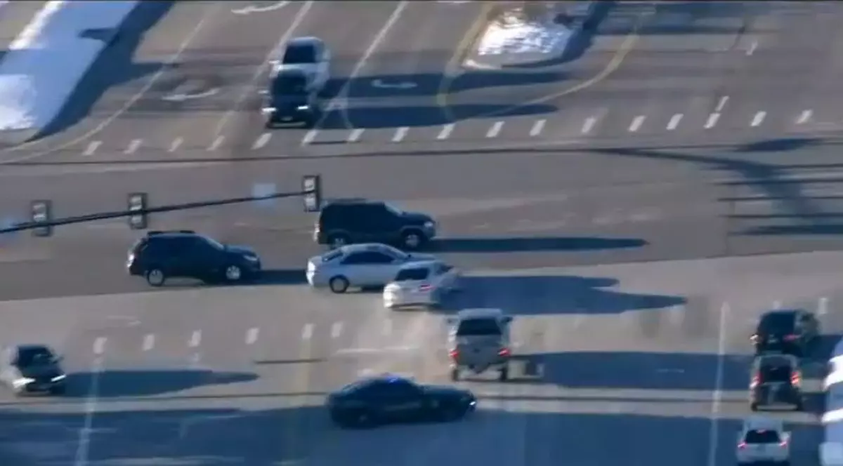 «Grand Theft Auto», în viaţa reală! A furat 3 maşini într-o oră, în timp ce era fugărit de zeci de poliţişti! Toată urmărirea, filmată din elicopter | VIDEO