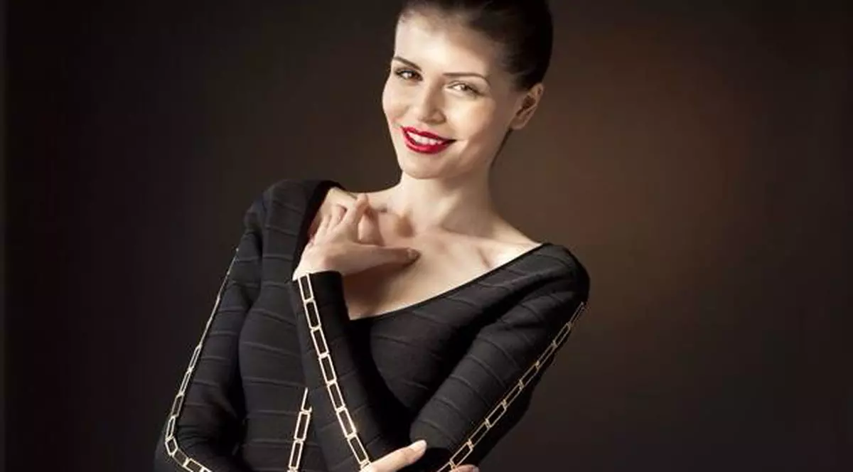 MONICA GABOR şi GĂINA DIN REVISTĂ! Oare ce va spune IULIA ALBU?