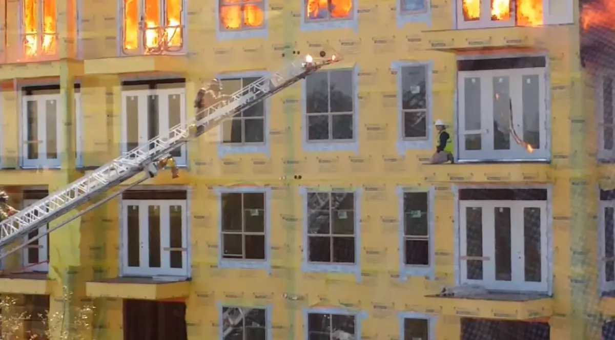 Muncitor blocat într-o clădire în flăcări! Operaţiunea dramatică de salvare, filmată de martori | VIDEO