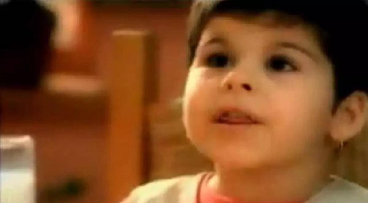 Fetiţa din reclama la salam săsesc REVINE! Uite CUM ARATĂ ÎN PREZENT ŞI ÎN CE CLIP APARE | VIDEO