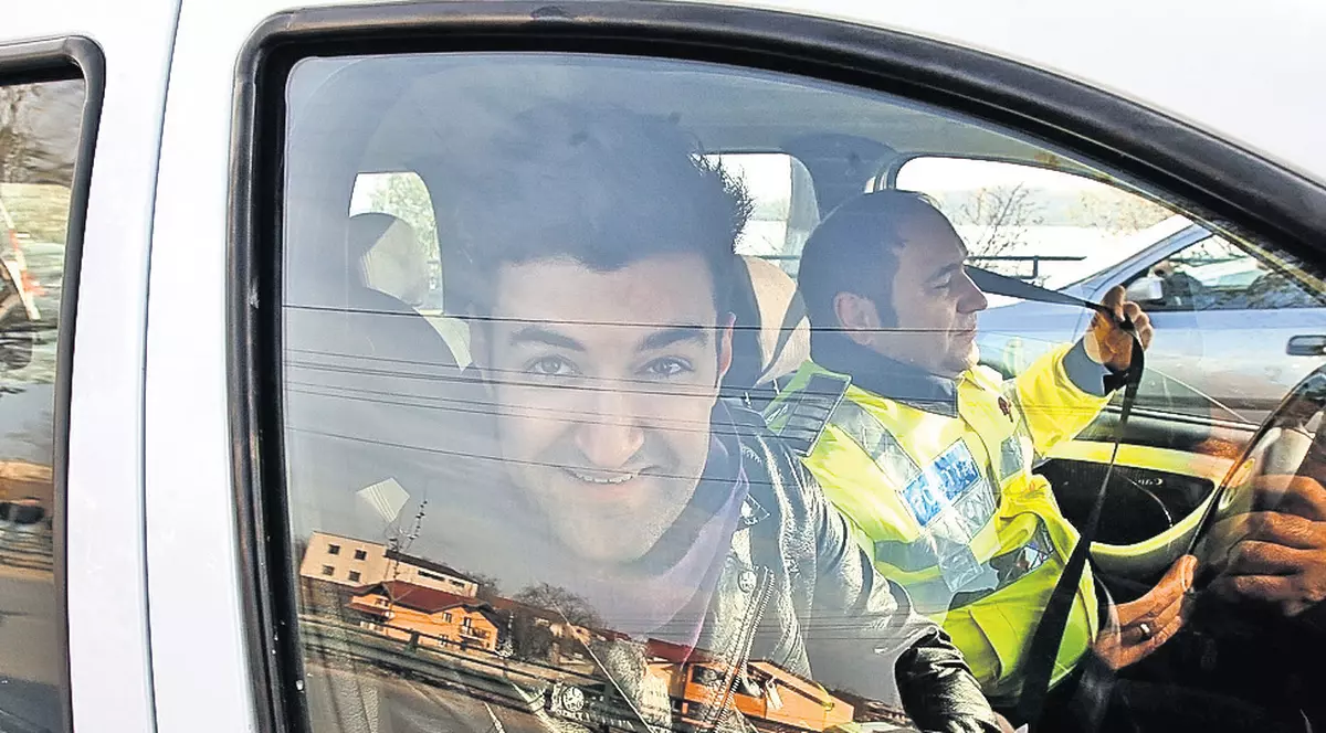 Smiley, zâmbitor chiar şi în maşina poliţiei. Cântăreţul a rămas fără permis de conducere