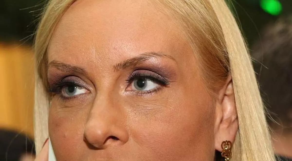 VICA BLOCHINA, într-o IPOSTAZĂ INCITANTĂ! Are sau nu chiloţi?