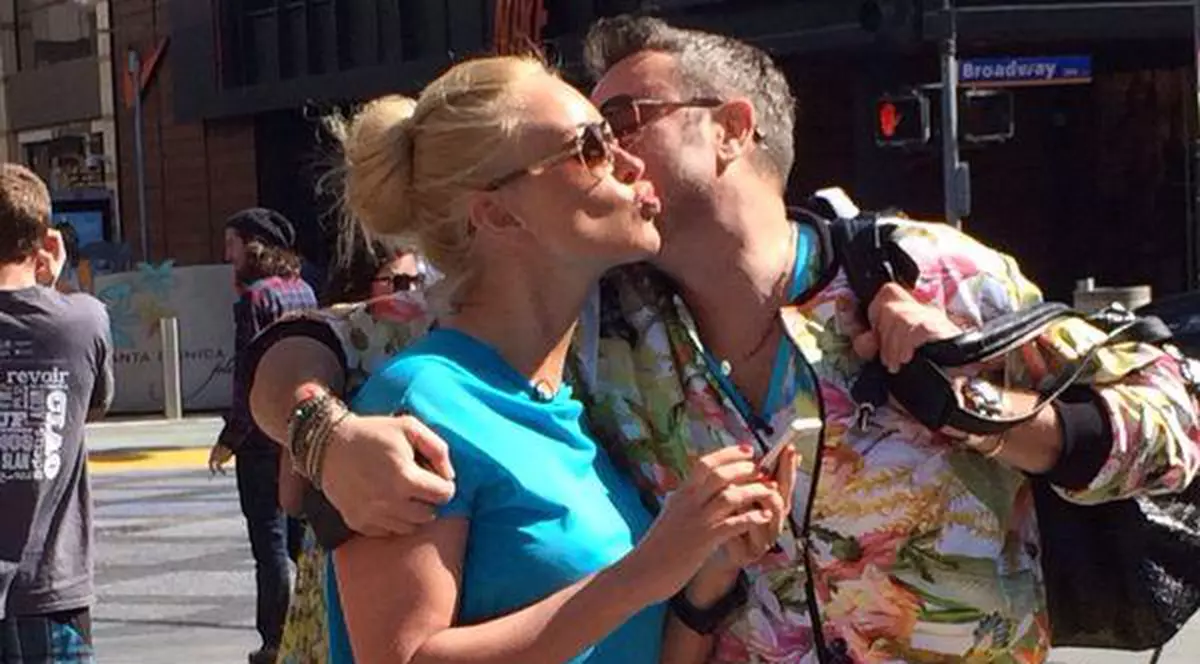 Vica Blochina SE PUPĂ PE STRADĂ CU BOTEZATU! Uite ce fac cei doi în America | FOTO