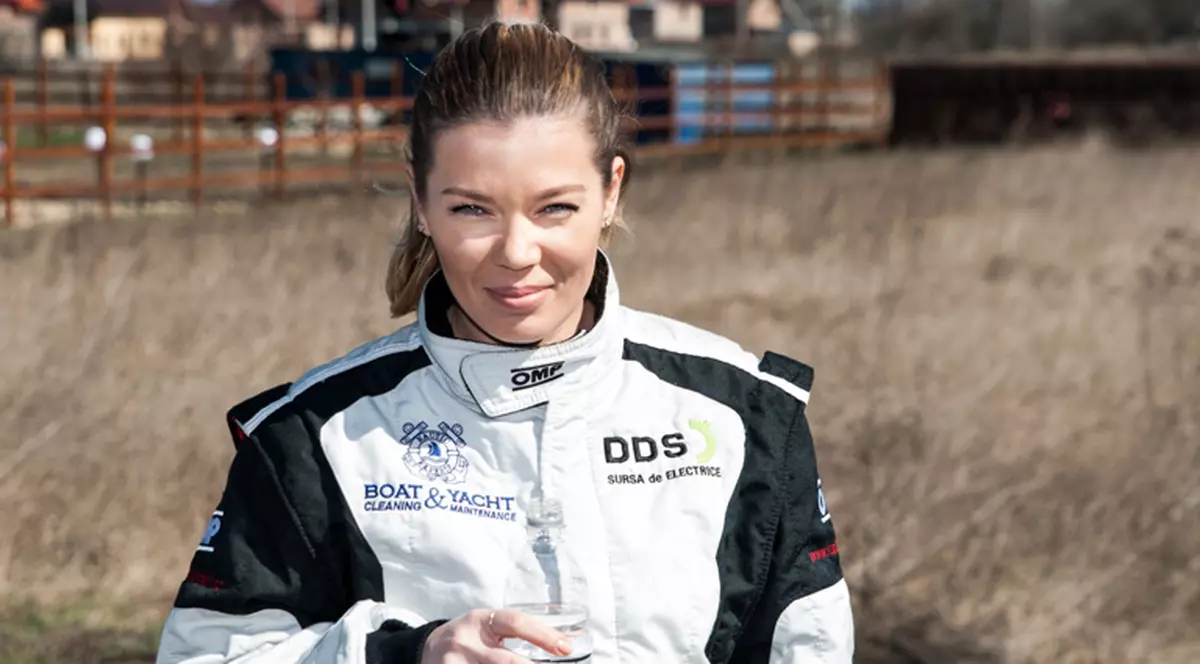 Gina Pistol s-a dat cu maşina echipei Danube Delta Rally | VIDEO