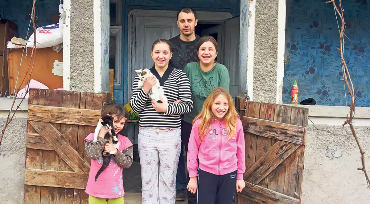 EROII ANONIMI AI ROMÂNIEI | Un tânăr a infiat patru fetiţe rămase pe drumuri! „Unde mănâncă două guri, mai pot mânca patru!”