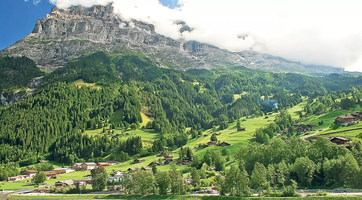 Şi-au luat vile la munte cu BANII PENSIONARILOR!
