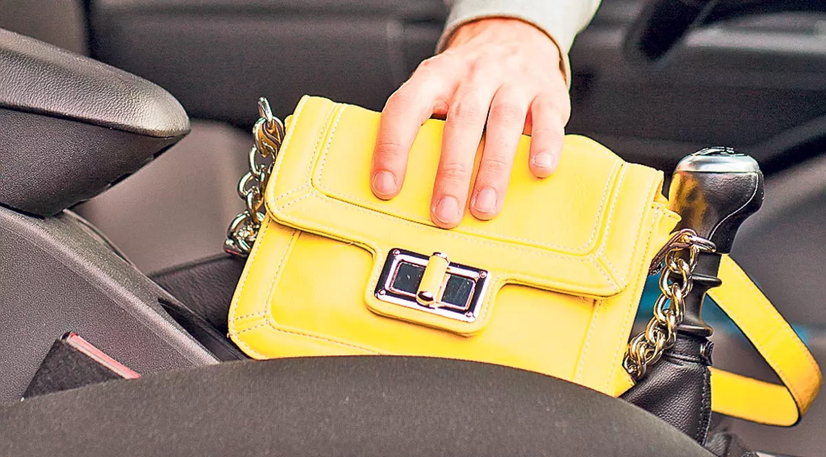 Atenţie, şoferiţe! I-au şterpelit poşeta la semafor