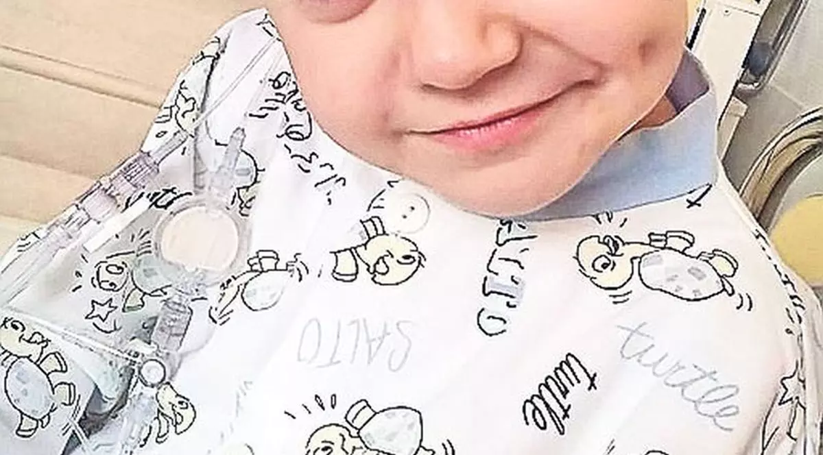 Ştefi s-a întors din Germania! Fetiţa operată de atrezie esofagiană învaţă să mănânce normal