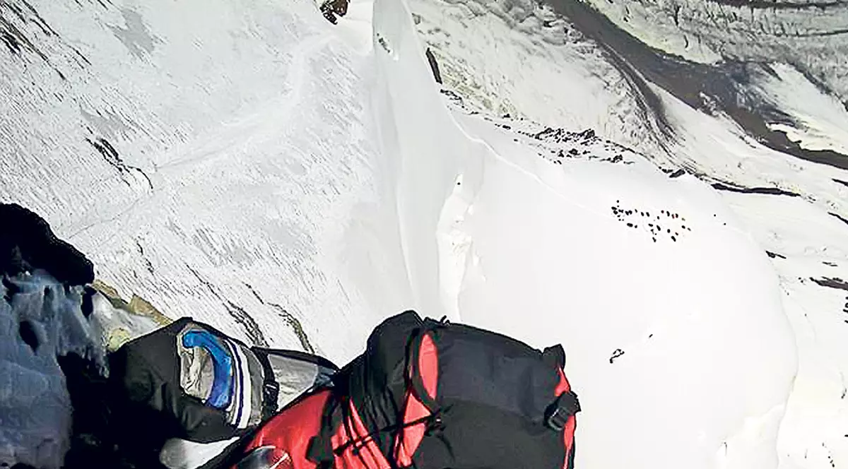 Alpinistul George Porancea a fost lovit de gheaţă la 6.000 m altitudine şi a ajuns la spital!