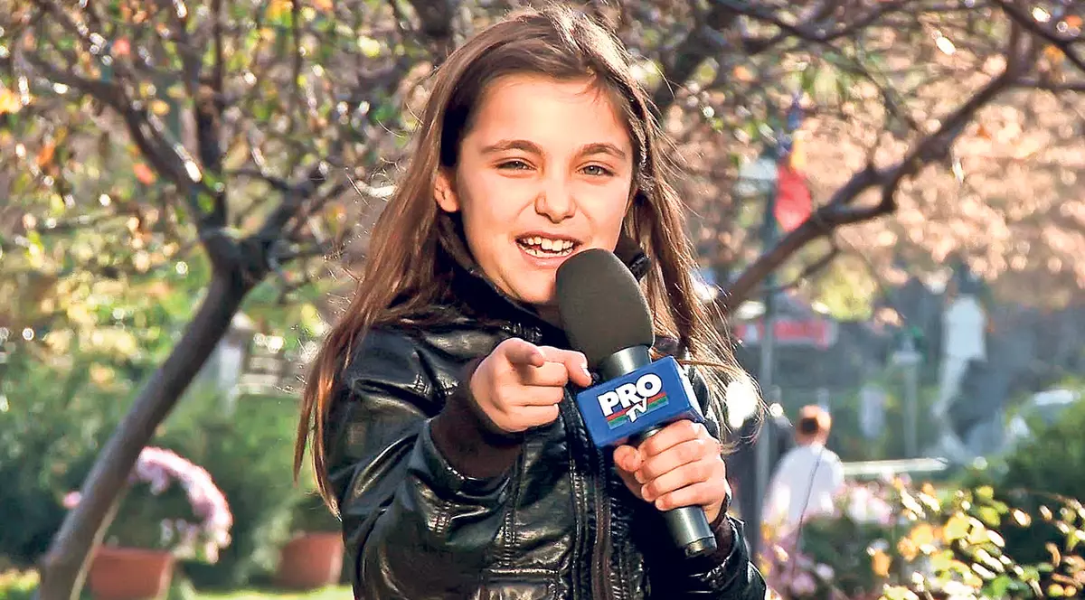 «Bună seara, România! Sunt Alexia și vă prezint știrile!» Fiica Andreei Esca a făcut primul pas spre televiziune FOTO