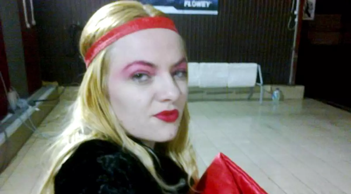 Rouge, plătită să-şi dea cu parfum franţuzesc
