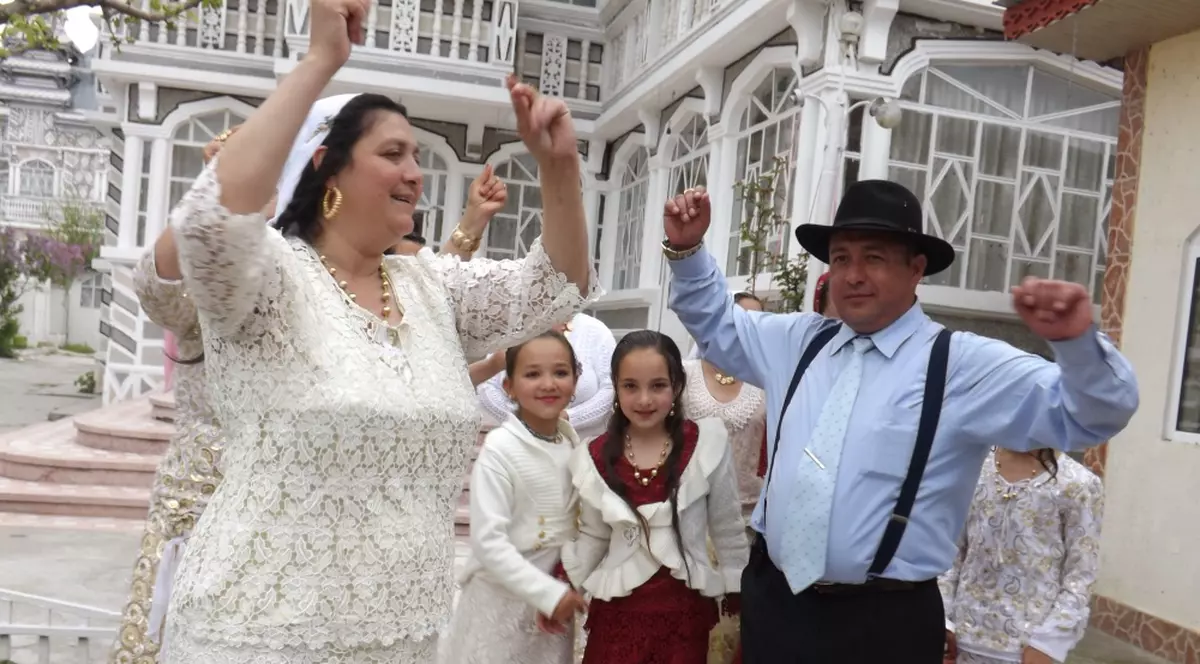 Romii din Iveşti au făcut paranghelie mare în a treia zi de Paşti! Au încins grătarele printre palate / FOTO