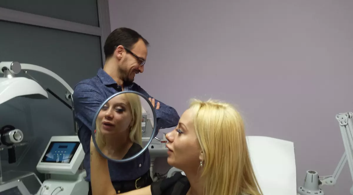 Simona Traşcă a scăpat de gipsul de pe nas şi a mers DIRECT PE PLATOURILE DE FILMARE | FOTO