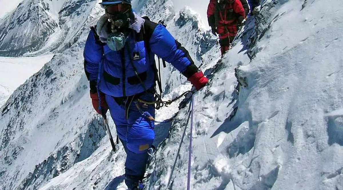 UPDATE| TRAGEDIE! 12 MORŢI pe EVEREST, ÎN URMA unei AVALANŞE!