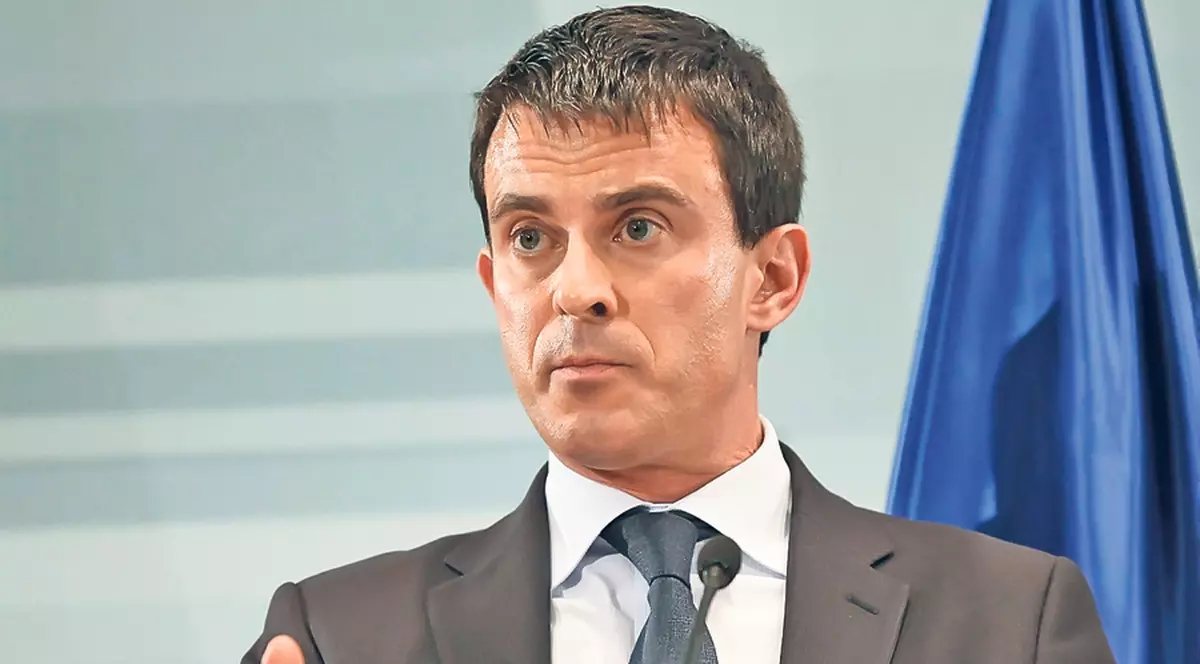 Fostul premier francez Manuel Valls, atacat cu făină | VIDEO