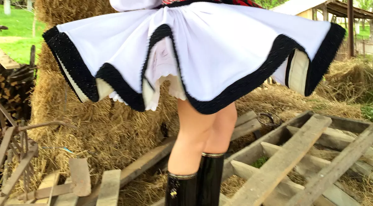 Corina, MAI FRUMOASĂ CA ORICÂND în COSTUMUL POPULAR de la bunica  | FOTO