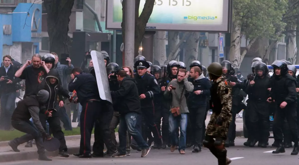 Lupte de stradă violente în oraşul ucrainean Doneţk | FOTO