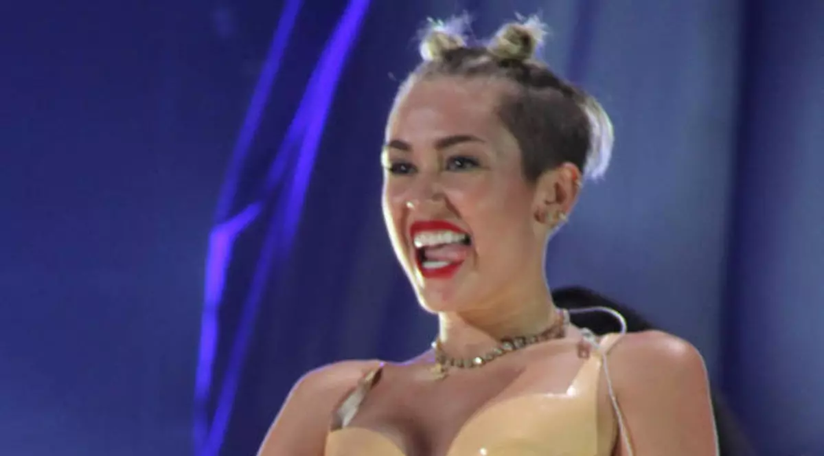 Miley Cyrus, INTERNATĂ DE URGENŢĂ! Uite-o PE PATUL DE SPITAL | FOTO ÎN ARTICOL