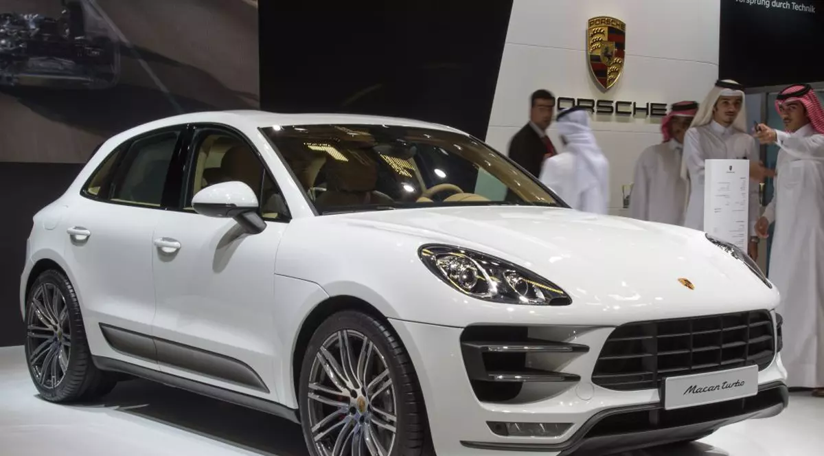 Dacia Duster a salvat cel mai nou model Porsche, blocat în timpul unei demonstraţii pentru jurnalişti | FOTO