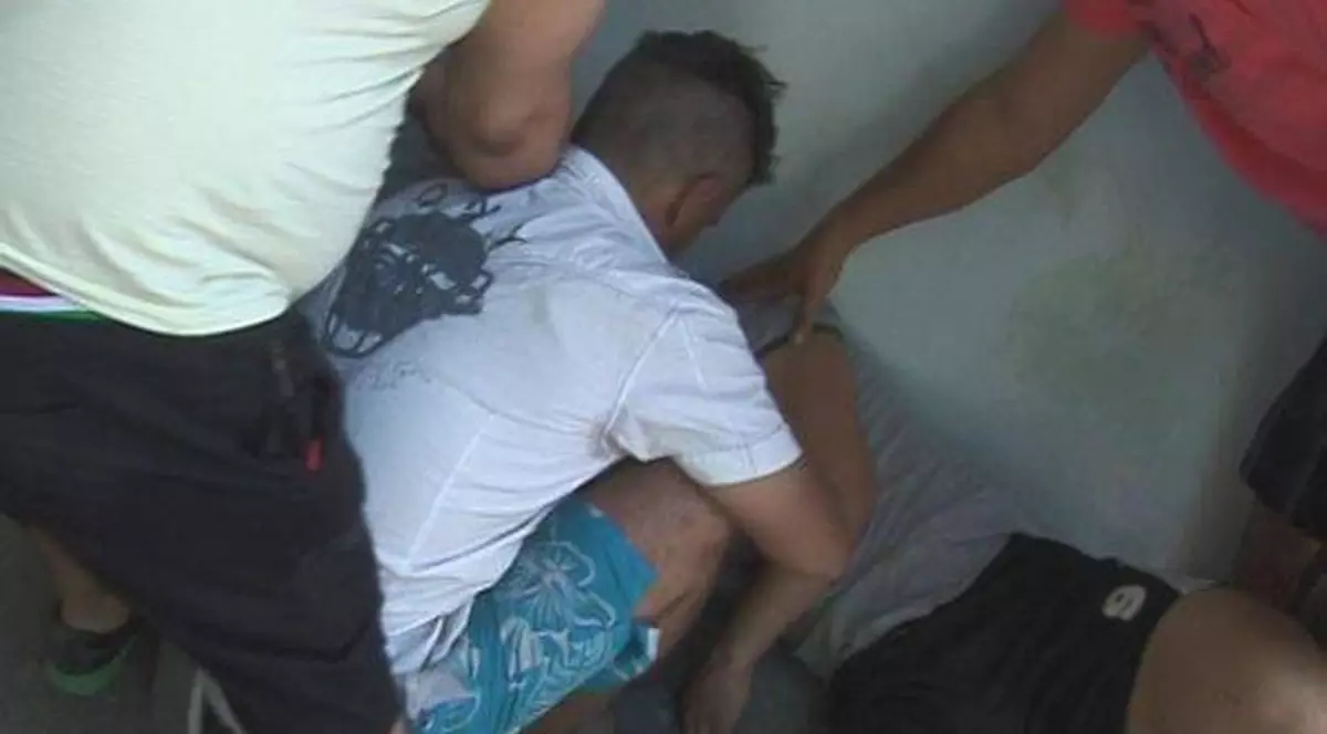 Snopit în bătaie după ce a fost prins cu iubita de 84 de ani în pat