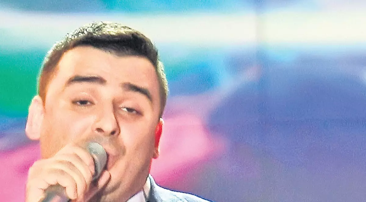 Liviu Guţă i-a topit cu o piesă de inimă albastră pe fanii din Bangladesh