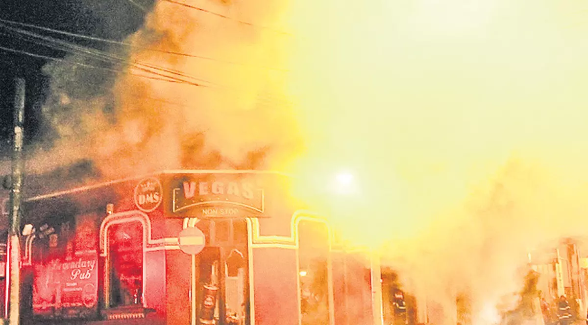 INCENDIU în CENTRUL VECHI din CAPITALĂ! Locatarii DAU VINA pe OAMENII STRĂZII