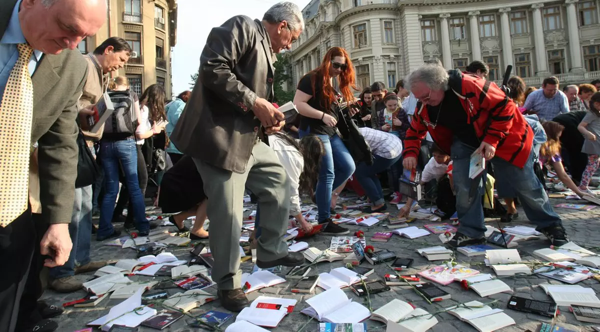 Au pavat trotuarul din centrul Bucureştiului cu cărţi! | FOTO