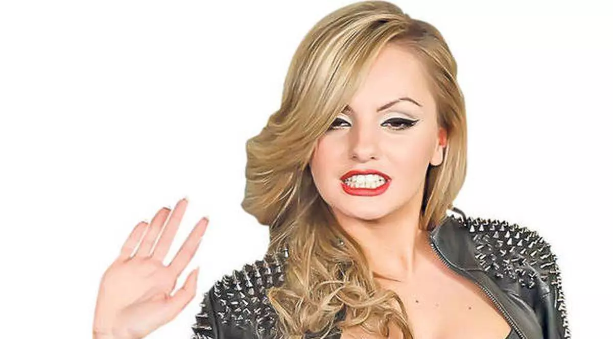 EXCLUSIV/ Ce șoc a avut Alexandra Stan când a deschis un colet. Iată ce a primit de la un fan din Barcelona