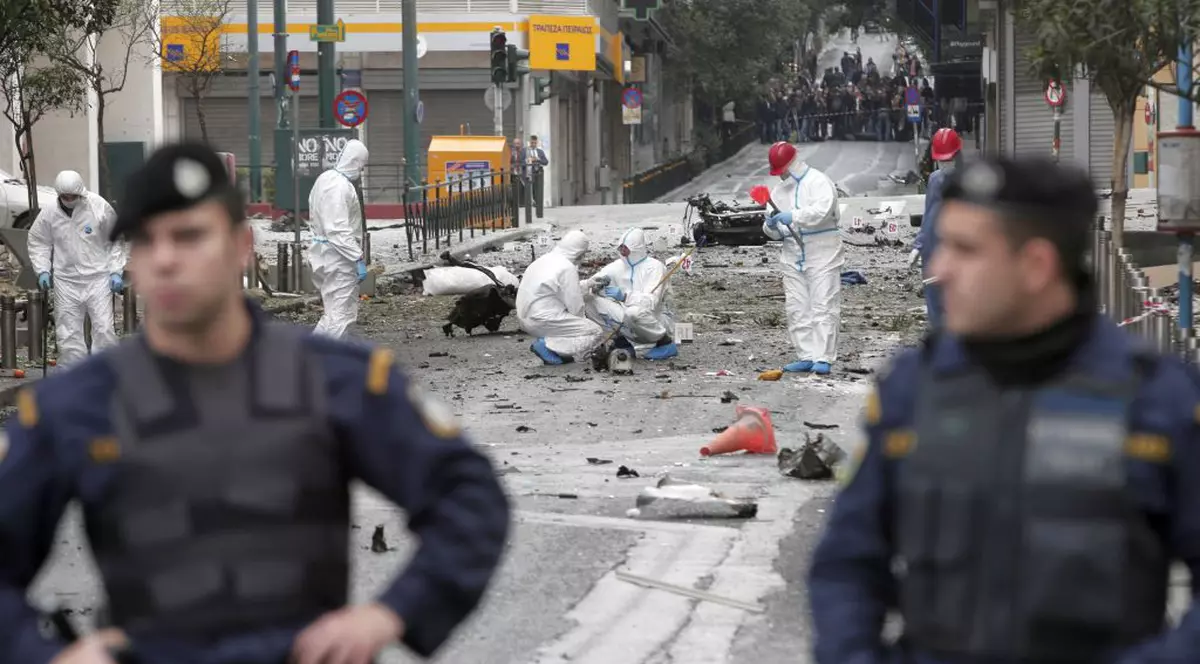 Atentat cu maşină capcană în faţa sediului Băncii Greciei | FOTO