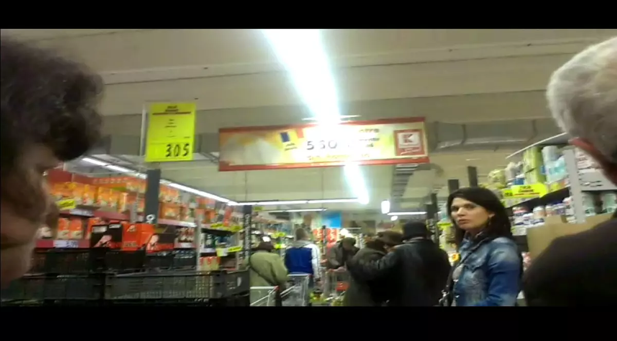 Noapte albă ca să îşi cumpere fructe şi legume ieftine | FOTO