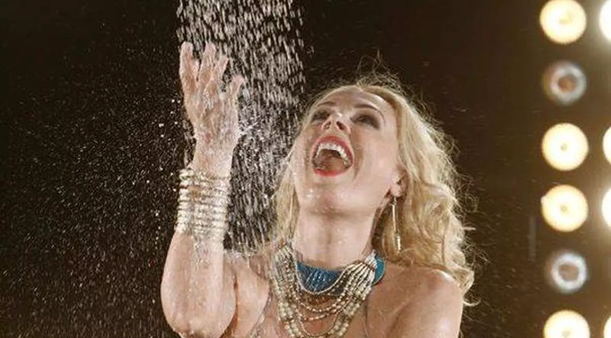 Ce FAC FEMEILE pentru SILUETĂ! Dana Săvuică S-A CONGELAT pentru a avea abdomen plat