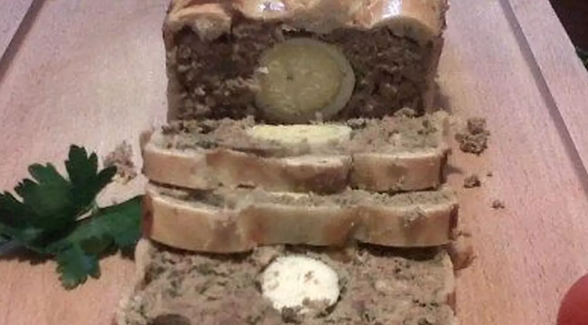 REŢETE de PAŞTE | DROB GUSTOS în CRUSTĂ DE ALUAT, cu OU în MIJLOC