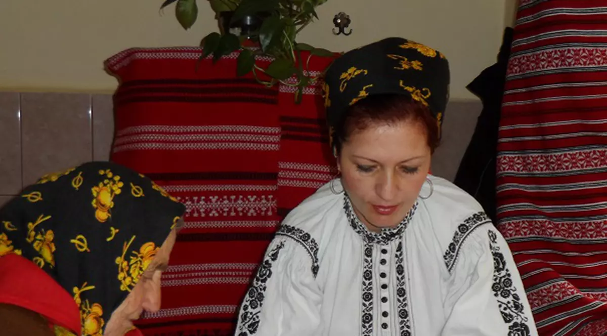 Cântăreaţa de muzică populară Florina Trif a gătit de Paște îmbrăcată în costumul popular! | FOTO