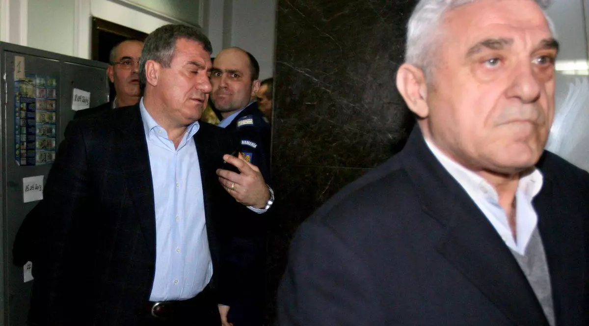 Fraţii Becali şi Borcea, PRIMA NOAPTE LA PENITENCIARUL DIN SLOBOZIA! Uite CE AU PRIMIT DE MÂNCARE la micul dejun