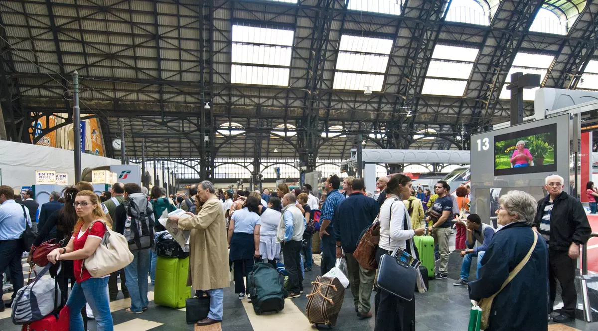GLASUL ROŢILOR DE TREN NU S-A MAI AUZIT între 7.00 şi 9.00. Călătorii, PE LINIE MOARTĂ din cauza CFR-iştilor